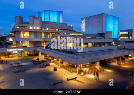 Le célèbre théâtre national de Londres la nuit Banque D'Images