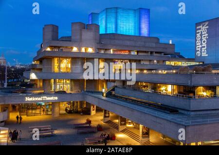 Le célèbre théâtre national de Londres la nuit Banque D'Images