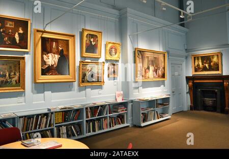 Exposition d'œuvres d'art au Geffseigle Museum, Londres, Royaume-Uni, en 2015. En 2020, le musée a été rebaptisé musée de la maison. Banque D'Images