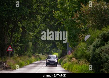 Trafic sur l'A831 près de Beauly dans les Highlands écossais d'Inverness-shire Scotland UK Banque D'Images