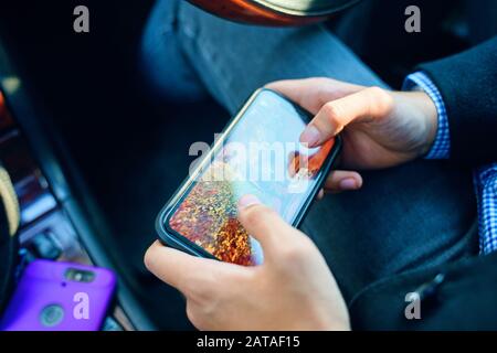 Bichkek, Kirghizistan - Octobre 4, 2019 : Man holding smartphone et jouant dans Call of Duty mobile. Banque D'Images