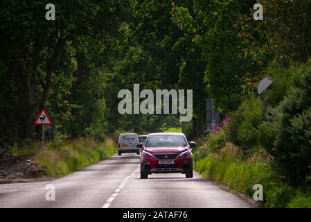 Trafic sur l'A831 près de Beauly dans les Highlands écossais d'Inverness-shire Scotland UK Banque D'Images