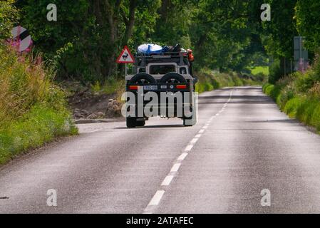 Trafic sur l'A831 près de Beauly dans les Highlands écossais d'Inverness-shire Scotland UK Banque D'Images