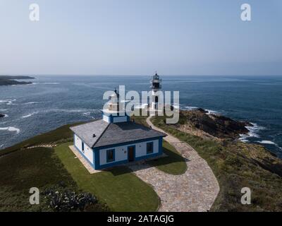 Vue aérienne du phare sur l'île de Pancha. Le nord de l'Espagne en été Banque D'Images