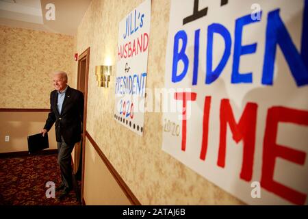 Le candidat démocrate à la présidence et l'ancien vice-président Joe Biden arrivent lors de l'événement de campagne du caucus de l'Iowa au Quality Inn & Suites, River Port Conference Center à Madison. Banque D'Images