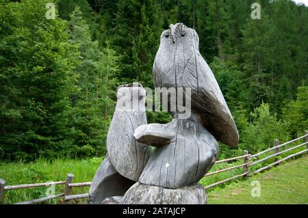 Sculpture En Bois De Chouette Dans La Vallée D'Anterselva (Antholzertal), Osttirol, Trentin-Haut-Adige, Italie Banque D'Images