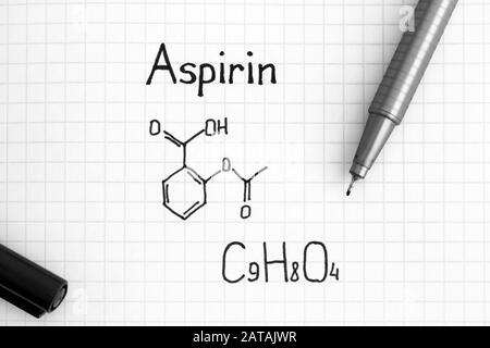 Formule chimique de l'aspirine avec stylo noir. Gros plan. Banque D'Images