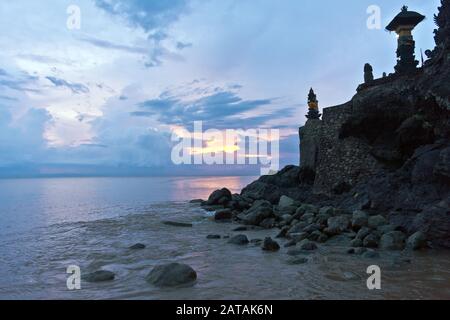 Coucher Du Soleil Au Temple Pura Batu Bolong, Lombok, Indonésie, Asie Banque D'Images