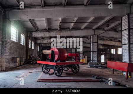 Vieux camion de feu rouge en bois dans un bâtiment abandonné Banque D'Images