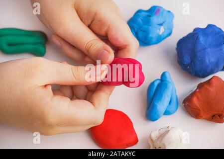 Enfant jouant de la pâte à modeler. Close up. Banque D'Images