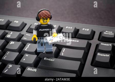 Tambov, Fédération de Russie - 24 janvier 2020 jeu vidéo Lego Guy minifure avec manette de jeu debout sur un clavier d'ordinateur noir. Banque D'Images