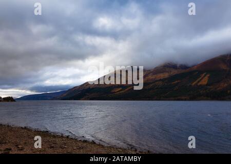 Loch Lochy en automne avec un ciel spectaculaire, Ecosse, Royaume-Uni Banque D'Images