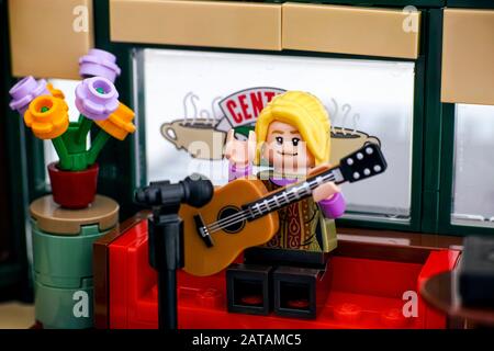 Tambov, Fédération De Russie - 03 Janvier 2020 Lego Ideas Central Perk Set. LEGO Phoebe Buffay minifure en train de jouer des chansons sur guitare à Central Perk Ca Banque D'Images