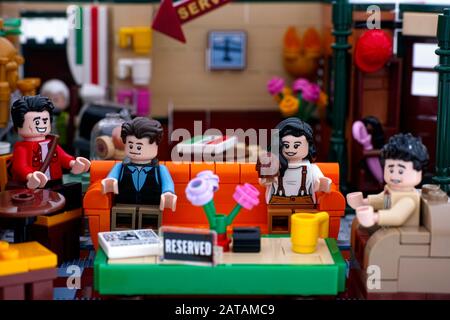 Tambov, Fédération de Russie - 03 janvier 2020 Lego Central Perk café principal coin salon avec Lego minifuges de Ross, Chandler, Monica, Joey. Banque D'Images