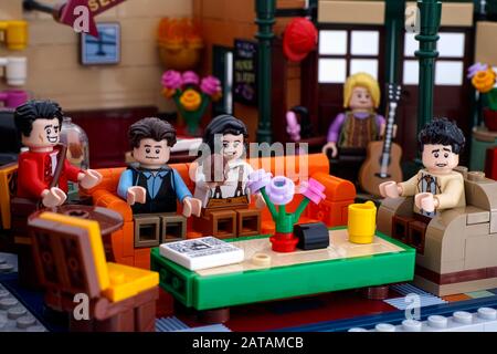 Tambov, Fédération de Russie - 03 janvier 2020 Lego Central Perk café principal coin salon avec Lego minifuges de Ross, Chandler, Monica, Joey, Phoebe. Banque D'Images