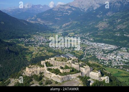 VUE AÉRIENNE.Fort du Randouillet, stratégiquement placé au-dessus de la vallée de la Durance.Briançon, Hautes-Alpes, France. Banque D'Images