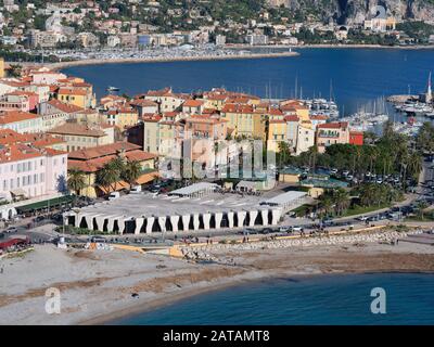 VUE AÉRIENNE.Le musée Cocteau entre la vieille ville de Menton et une plage de sable.Côte d'Azur, Alpes-Maritimes, France. Banque D'Images