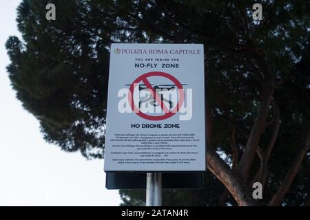 Rome, Italie - 2 janvier 2020: Ne pas dran de zone de mouche signe près De L'Autel de la patrie à Rome, Italie Banque D'Images