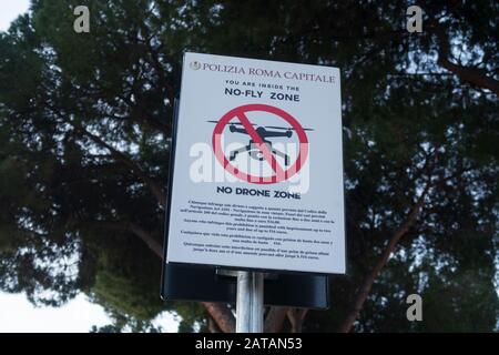 Rome, Italie - 2 janvier 2020: Ne pas dran de zone de mouche signe près De L'Autel de la patrie à Rome, Italie Banque D'Images