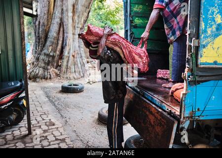 Boucherie manipulant de la viande sur le marché libre au Sri Lanka Banque D'Images