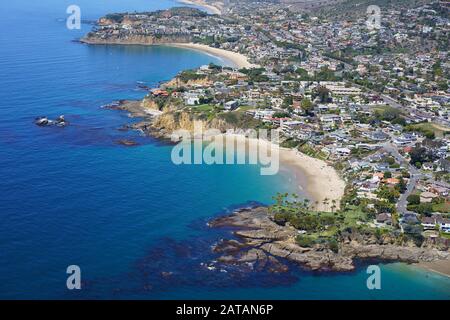 VUE AÉRIENNE.Côte déchiquetée autour de Crescent Bay et de Twin points.Laguna Beach, Orange County, Californie, États-Unis. Banque D'Images