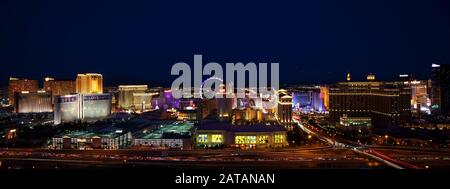 Vue panoramique en hauteur de la ville de Las Vegas la nuit. Paradise, Nevada, États-Unis. Banque D'Images