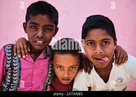 Trois jeunes garçons Sri-lankais se posant dans la rue pour la photo. Banque D'Images