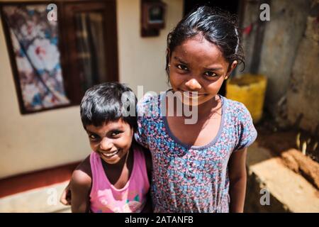 Jeune fille embrassant son petit frère au Sri Lanka Banque D'Images