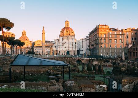 Rome, Italie - 2 janvier 2020 : colonne de Trajan (site du patrimoine mondial de l'UNESCO) dans le Forum de Trajan et l'église de Santa Maria di Loreto, Rome, Lazio, Italie Banque D'Images