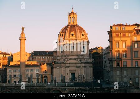 Rome, Italie - 2 janvier 2020 : colonne de Trajan (site du patrimoine mondial de l'UNESCO) dans le Forum de Trajan et l'église de Santa Maria di Loreto, Rome, Lazio, Italie Banque D'Images