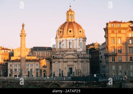 Rome, Italie - 2 janvier 2020 : colonne de Trajan (site du patrimoine mondial de l'UNESCO) dans le Forum de Trajan et l'église de Santa Maria di Loreto, Rome, Lazio, Italie Banque D'Images