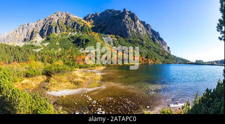 Vue panoramique pittoresque sur le lac des glaciers de montagne Poprad (slovaque : Popradske pleso) à High Tatras, en Slovaquie. Journée ensoleillée d'automne Banque D'Images