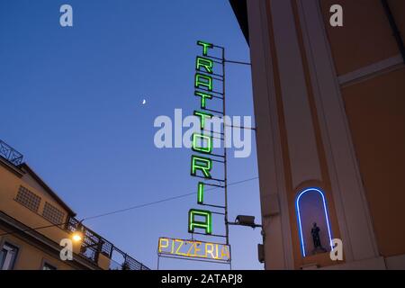 Rome, Italie - 2 janvier 2020: Un panneau vert au néon Trattoria sur le côté d'un bâtiment à Rome, Italie. Une Trattoria est un établissement italien de manger, moins Banque D'Images