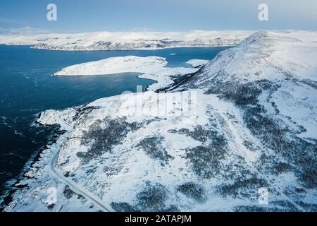 Île dans la mer de Barents dans Northen Norvège près de Lebesby. Banque D'Images