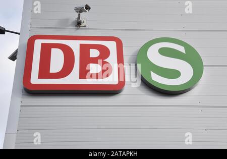 Cologne, Allemagne. 31 janvier 2020. Les logos de la Deutsche Bahn et de la S-Bahn s'accrochent dans un bâtiment. Crédit: Horst Galuschka/Dpa/Alay Live News Banque D'Images