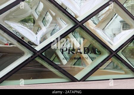 Détail de l'arrière du magasin distinctif Herzog et de Meuron-conçu Prada à Aoyama. Banque D'Images