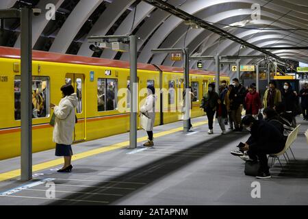 Un train de métro arrivant sur un train à la nouvelle plateforme de la ligne Ginza de Shibuya. Flou de mouvement. (Janvier 2020) Banque D'Images