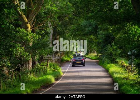 Trafic léger sur une route ensoleillée près de Struy dans les Highlands écossais d'Inverness-shire Scotland UK Banque D'Images