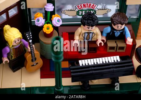 Tambov, Fédération De Russie - 03 Janvier 2020 Lego Ideas Central Perk Set. Phoebe avec guitare, Ross et Chandler sur un canapé rouge près du piano dans Central Per Banque D'Images