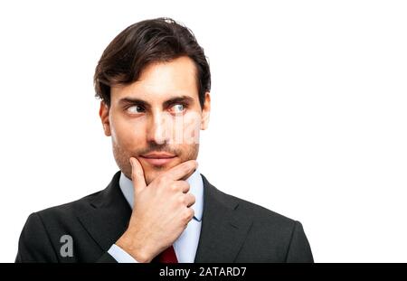 Portrait of young man thinking sur un fond blanc. Banque D'Images