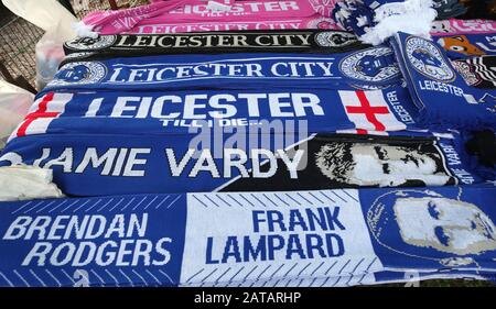 Foulards de Leicester City en vente à l'extérieur du sol avant de la Premier League match à la King Power Stadium, Leicester. Banque D'Images