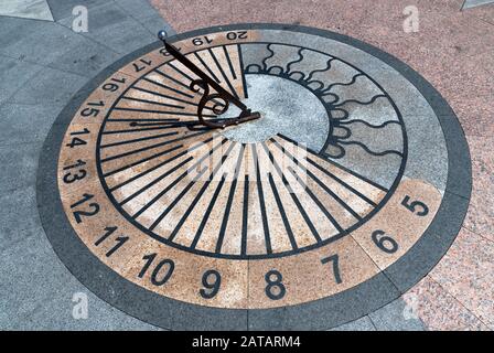 Sundial sur le pont d'observation sur le remblai de Sébastopol, Crimée Banque D'Images