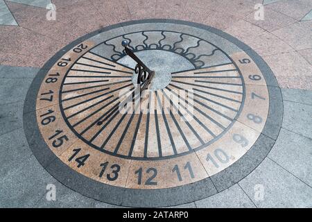 Sundial sur le pont d'observation sur le remblai de Sébastopol, Crimée Banque D'Images