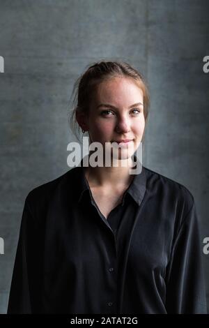 Femme caucasienne Regardant la caméra avec Grin et tête Légèrement Tournée Banque D'Images