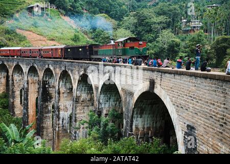 Train sur Neuf arches pont à Ella, Sri Lanka Banque D'Images