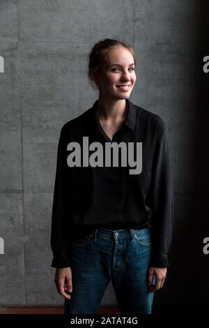 Jeune Femme Graning Avec Tête Tourné Légèrement Banque D'Images