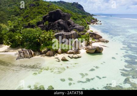 Belle plage avec sable blanc sur une île tropicale aux Seychelles - La célèbre plage d'Anse d'argent à la Digue Banque D'Images