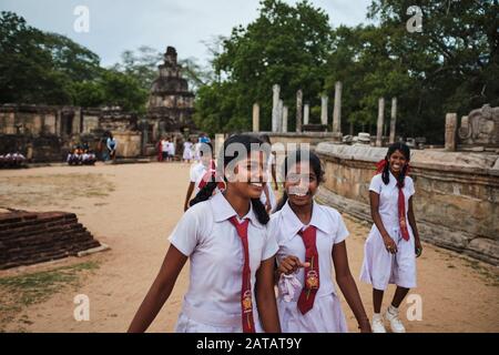 Jeunes filles du Sri Lanka en uniformes d'étudiants à Polonnaruwa. Banque D'Images