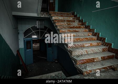 À l'intérieur de l'ancien asile d'Orlovka pour l'insane dans la région de Voronezh. Hôpital mental sombre et créepy abandonné Banque D'Images