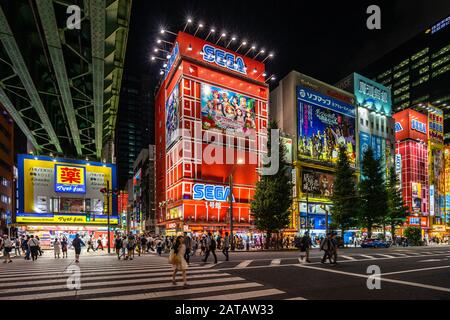 Tokyo, Japon, 13 août 2019 – passage panoramique dans le quartier d'Akihabara la nuit, avec de nombreux magasins d'électronique bordés le long de la rue Banque D'Images